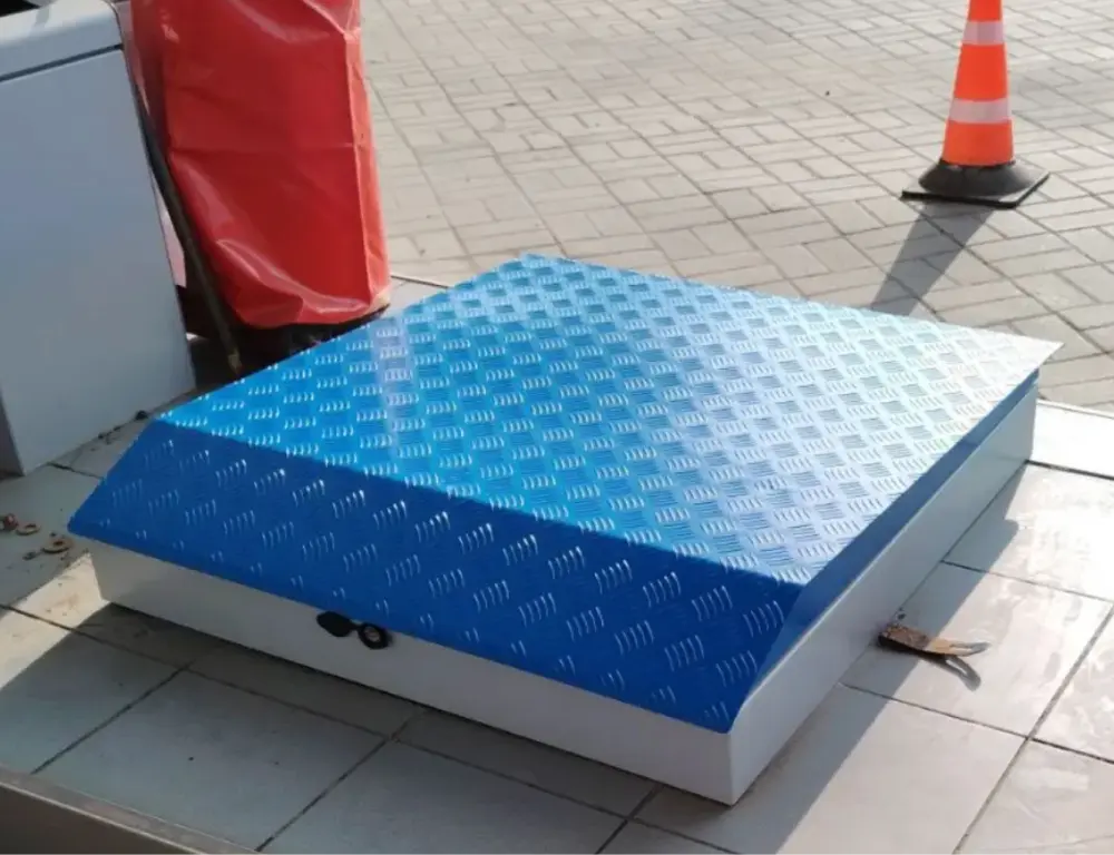 Люк технологического отсека АЗС для доступа к оборудованию резервуара